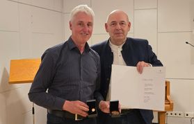 Achim Gäckle (links) erhält die Brenz-Medaille in Bronze.